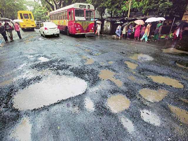सड़क में गड्ढे...: एक स्किल डेवलपमेंट प्रोग्राम