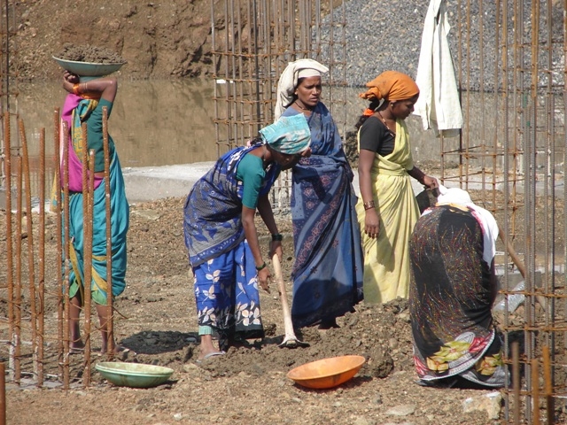  दिल्ली: प्रदूषण हो या कोरोना, पहली मार निर्माण मज़दूरों पर ही क्यों?