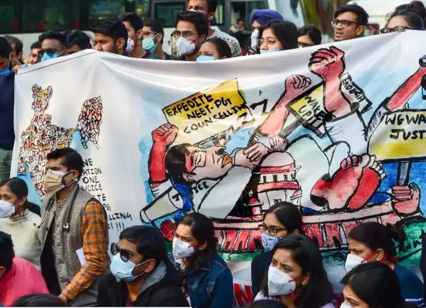 जानिए: अस्पताल छोड़कर सड़कों पर क्यों उतर आए भारतीय डॉक्टर्स? 