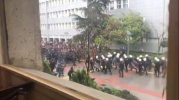 बोगाज़ीसी विश्वविद्यालय में युद्ध विरोधी प्रदर्शनकारियों पर तुर्की पुलिस ने की कार्यवाही
