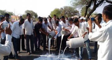 महाराष्ट्र दूध उत्पादकों की हड़ताल 