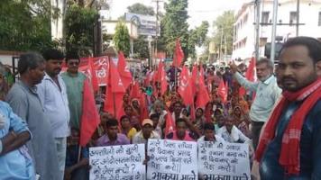 भाकपा माले नेता दिवाकर की गिरफ्तारी के विरोध में प्रदर्शन।