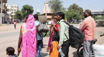 गुजरात से लौटते यूपी-बिहार के लोग। 
