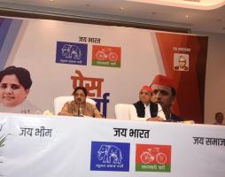 लखनऊ में संयुक्त प्रेस कॉन्फ्रेंस करते हुए मायावती और अखिलेश यादव। 