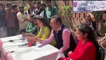 डीयू के गणित विभाग के छात्रों के बाद अब भौतिकी विभाग के छात्र भी अंदोलन की राह पर