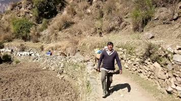 सड़क, पानी, स्वास्थ्य सेवा के बिना रह रहे पहाड़ी गाँव की कहानी 