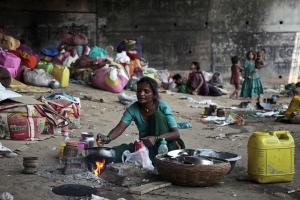 दो वक्त की रोटी का इंतज़ाम दिन भर के हाड़ तोड़ मेहनत के बाद 