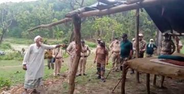 पुलिस कर्मियों को रोकते हुए गुलाम मुस्तफा
