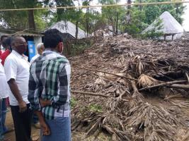 गोदावरी बाढ़ पीड़ितों के प्रति आंध्र सरकार की बेरुखी के ख़िलाफ़ वाम पार्टियों का प्रतिरोध