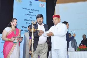 थावर चंद गहलोत और रामदास आठवले 