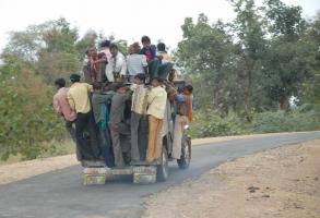 बसों के अभाव में प्राइवेट जीप