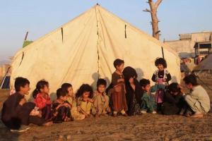 आंतरिक रूप से विस्थापित बच्चे अफगानिस्तान के खोस्त प्रान्त के एक शरणार्थी शिविर में 17 नवंबर, 2020 को एक तंबू के बाहर बैठे हुए नज़र आ रहे हैं।