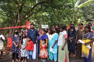 तिरुवम्बाडी निर्वाचन क्षेत्र में चुनाव प्रचार करते एलडीएफ उम्मीदवार लिंटो जोसेफ। 