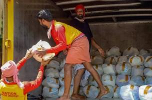 केंद्र फुड किट्स मुहैया कराए, प्रवासी संकट को कम करने के लिए पीडीएस को सार्वभौमिक बनाए