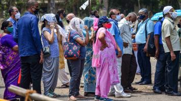 अस्तव्यस्त कोरोना टीकाकरण : हाशिए पर इंसानी ज़िंदगी
