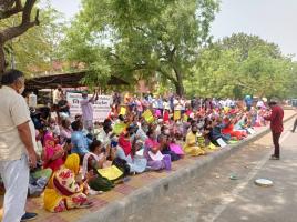 फरीदाबाद : 'घर में ही रहें' की नसीहत के बीच खोरी गांव के 10 हज़ार परिवार को बेघर करने की तैयारी!