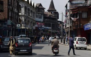 नई दिल्ली ने आख़िरकार कश्मीर के राजनीतिक दलों के लिए खोले बातचीत के दरवाज़े