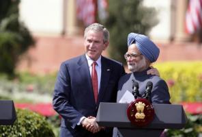 फाइल फोटो। 2 मार्च, 2006 को दिल्ली में तत्कालीन अमेरिकी राष्ट्रपति जार्ज डब्ल्यू बुश और भारत के तत्कालीन प्रधानमंत्री मनमोहन सिंह।  